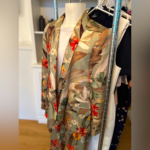 2 Piece Suit (Jacket & Pants) - Picture 2 of 4